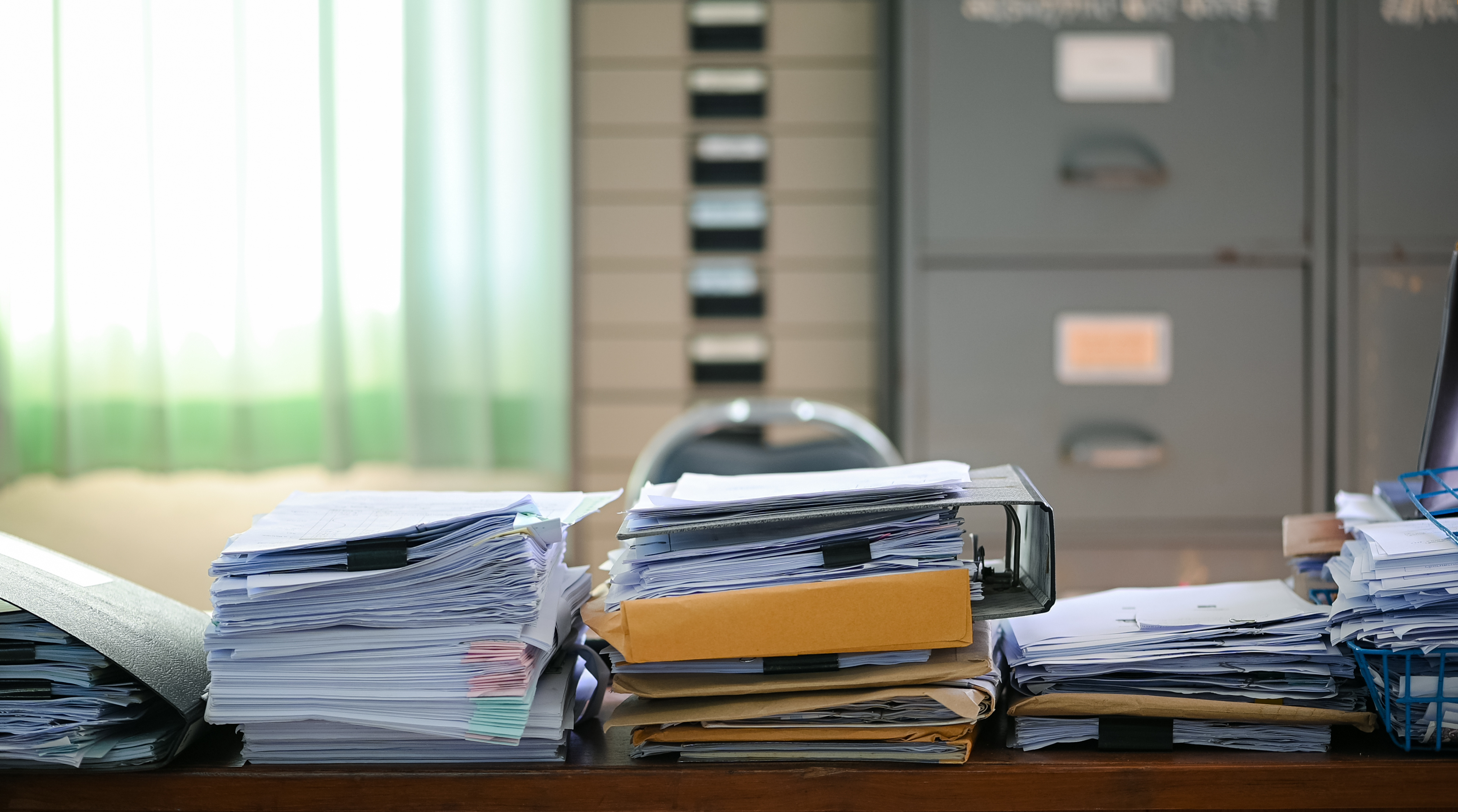 Bureau encombré de documents et de dossiers
