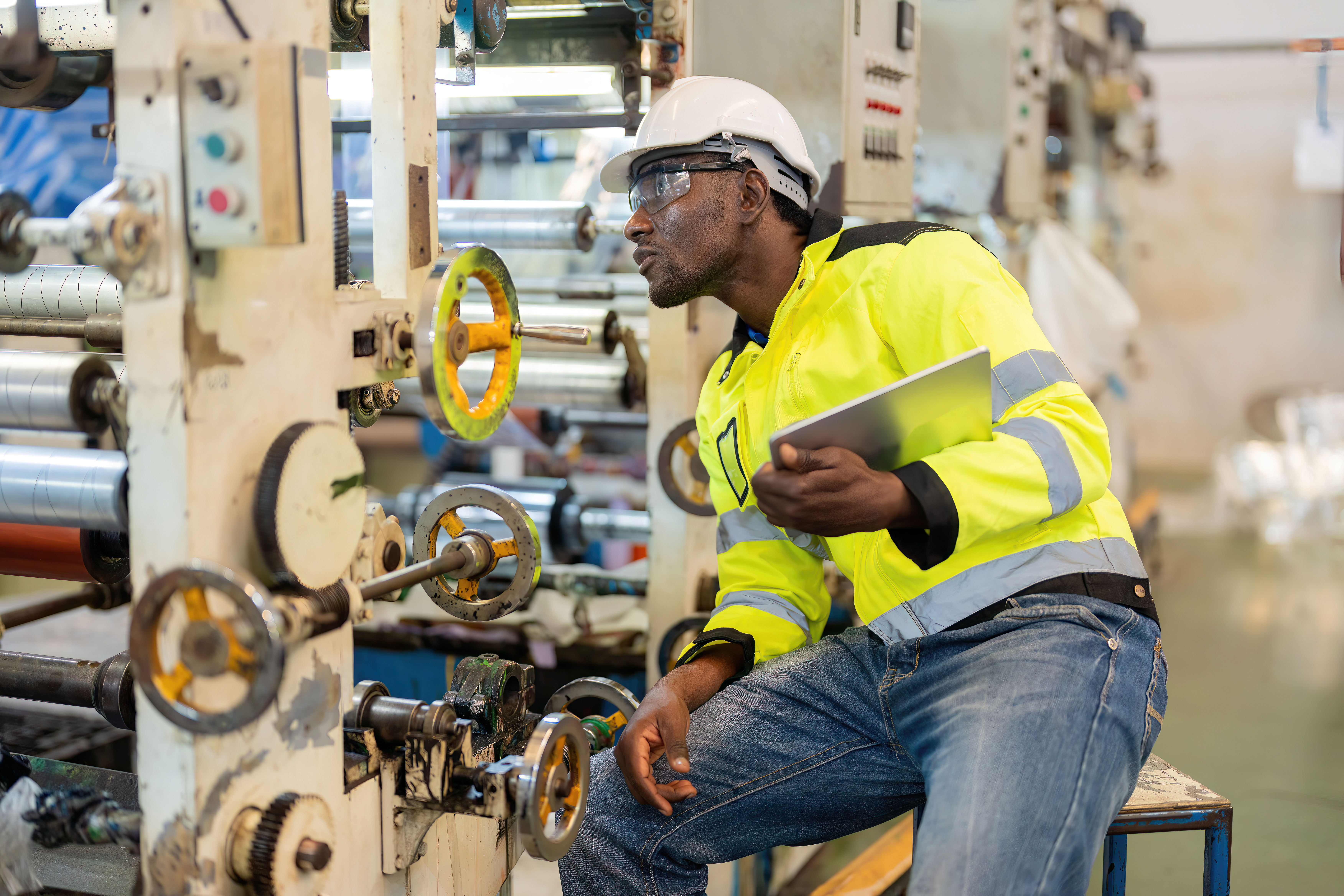 Technicien intervenant sur une machine industrielle